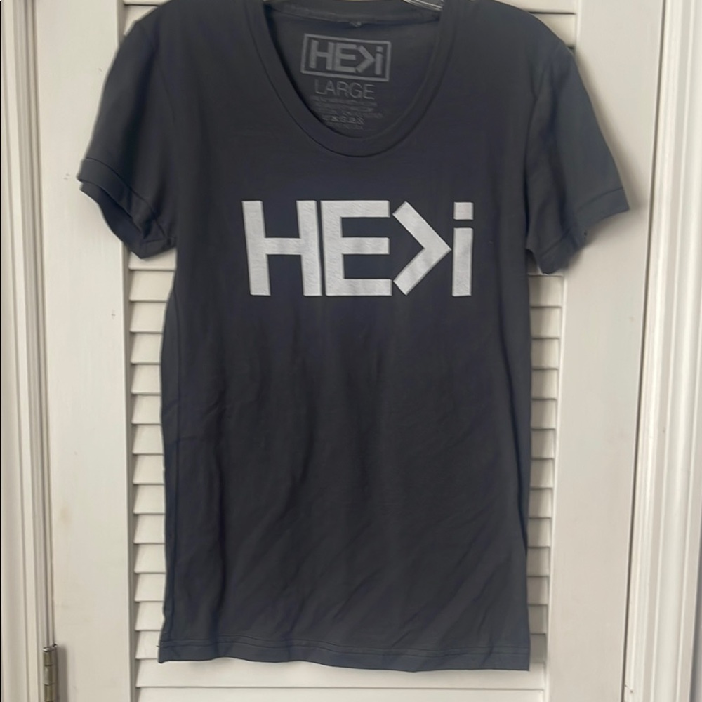 Gray Fitted Short Sleeve T-Shirt with Bold White Graphic